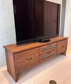 TVボード　タモ材（板目）¥150,000〜　W1800mm
