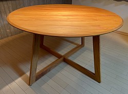 ラウンドダイニングテーブル　欅材　¥130,000〜　直径1200mm