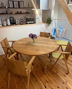 ラウンドダイニングテーブル　ホワイトオーク材　¥200,000〜　直径1350mm